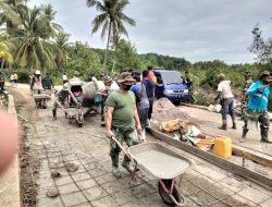 TNI AD Manunggal Bersama Rakyat Saat Semenisasi Jalan Pelabuhan Pulau Parit