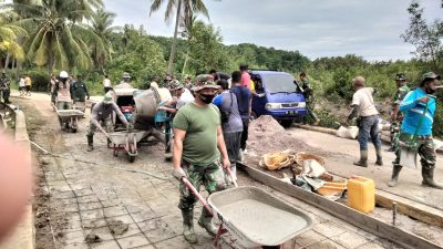 TNI AD Manunggal Bersama Rakyat Saat Semenisasi Jalan Pelabuhan Pulau Parit
