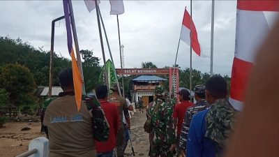 Sambut Hari Kemerdekaan, Dansatgas TMMD ke-114 Kibarkan Bendera Merah Putih di Pulau Parit