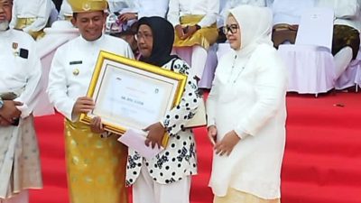 Almarhum H. Akmal Atattrick Mendapat Piagam Penghargaan Sebagai Pejuang Provinsi Kepri