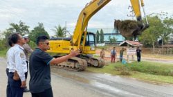 Wakil Bupati Lingga Turunkan Alat Berat ke Sungai Desa Batu Kacang
