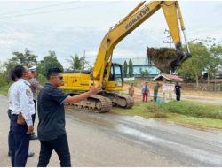 Wakil Bupati Lingga Turunkan Alat Berat ke Sungai Desa Batu Kacang