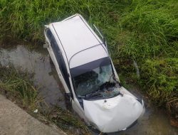 Akibat Ban Bocor, Mobil Avanza di Karimun Ringsek