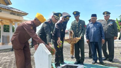 Maknai HUT TNI ke-77, Kodim 0317/TBK Ziarah ke Makam Pahlawan
