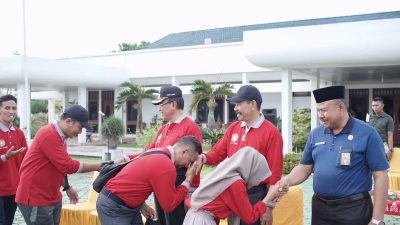 Bupati Inhil, Muhammad Wardan bersalaman dengan kontingen Kabupaten Inhil yang mengikuti Jambore PGRI Provinsi Riau Tahun 2022. (Foto: istimewa).