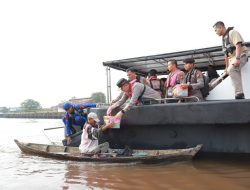 Menyusuri Sungai Siak, Kapolda Riau Dengarkan Curhatan Nelayan Sambil Bagi Sembako