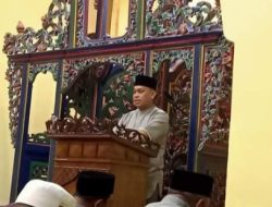 Bupati Lingga dan Istri Sholat Tarawih Perdana di Masjid Jami’ Sultan Daik Lingga