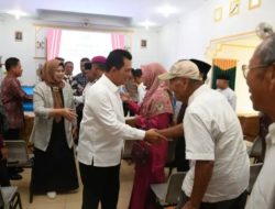 Gubernur Kepri Serahkan Bantuan Paket Sembako di Gedung Nasional Dabo Singkep