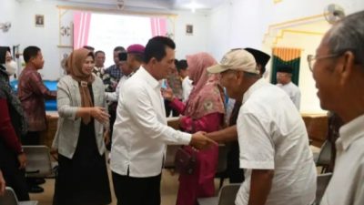 Gubernur Kepri Serahkan Bantuan Paket Sembako di Gedung Nasional Dabo Singkep