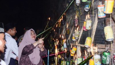 Bupati Kasmarni Membuka Resmi Festifal Lampu Colok di Desa Pangkalan Jambi