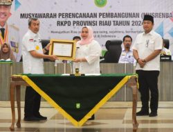 Bupati Bengkalis Terima Penghargaan Terbaik I Kategori  Pembangunan Daerah Provinsi Riau