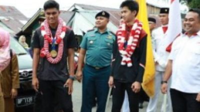 Antusias Masyarakat Lingga Sambut Kepulangan Ramadhan Sanatan Dan M. Septiadi Ardiansyah di Dabo Singkep