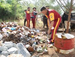 Polres Karimun dan Polsek Jajaran Bersama Elemen Masyarakat Bersihkan Sampah