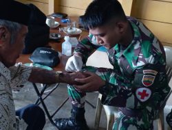 Warga Pulau Buru Mendapat Layanan Kesehatan Gratis dari Anggota KES Satgas TMMD ke-117