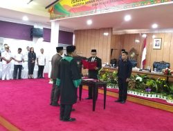 M. Yusuf Sirat Lantik 2 Anggota PAW DPRD Karimun