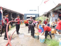 Peduli Sesama, Polres Karimun Bagikan Air Bersih ke Warga