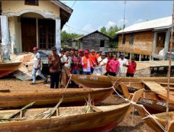 Wakil Ketua II DPRD Karimun Beri Bantuan Sampan Kepada Kelompok Nelayan Desa Degung