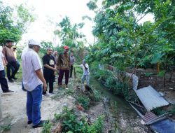 Warga Pekanbaru Curhat Banjir, Gubernur Riau Langsung Datang Beri Solusi Cepat