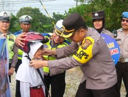 Kapolresta Pekanbaru Berikan Helm ke Pelajar