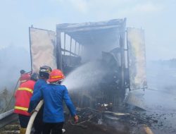 Mobil Box Terbakar di Tol Pekanbaru-Dumai