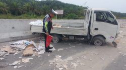 Pickup Bermuatan Bahan Bangunan Pecah Ban di Tol Pekanbaru-Dumai