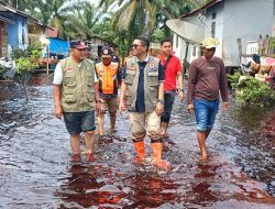 BPBD Riau Serahkan Bantuan Korban Banjir Masyarakat Suku Sakai