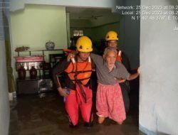 Basarnas Pekanbaru Lakukan Evakuasi Dua Lansia Terjebak Banjir