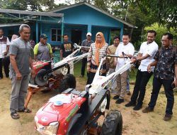 Sembilan Unit Traktor Tangan Diserahkan untuk Masyarakat Desa Ekang Enculai