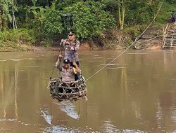 Polisi di Rohul Pakai ‘Keranjang Terbang’ Demi Sosialisasi Pemilu Damai