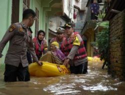 Ratusan Rumah Terendam Banjir di Rokan Hulu, 2 Lansia Dievakuasi