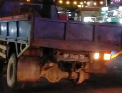 Ban Dump Truck Tiba-tiba Copot Hantam Gerobak Mie Ayam Warga