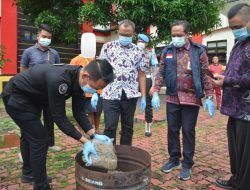 Ditresnarkoba Polda Kepri Bakar 2.109,9 Kg Ganja