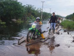 Pastikan Keamanan Logistik Pemilu, Kapolres Bengkalis Terjun Langsung Ke Lokasi Banjir