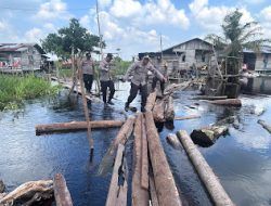 Ciptakan Pemilu Damai, Polsek Mandau Sambangi Suku Pedalaman Sakai Terdampak Banjir