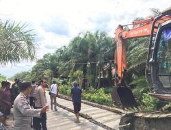 Bersama Warga, Polsek Siak Kecil Gotong Royong Bersihkan Kanal Sungai Linau