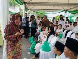 Mensos Risma Serahkan Akta Kelahiran dan KIA Kepada Anak-anak Panti Asuhan di Batam