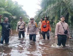 Kapolsek Mandau Basah-basahan Bawa Sembako di Lokasi Banjir