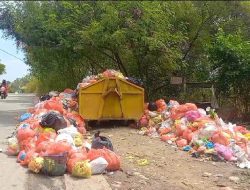 Warga Keluhkan Sampah Berserakan Hingga ke Jalan