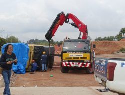 Truk Muatan Beras Terbalik di Jalan MTC Batam