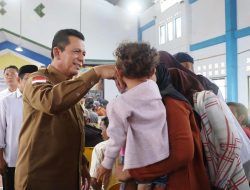 Gubernur Ansar Serahkan Bantuan Sembako Bagi Masyarakat Bintan Jelang Lebaran