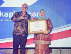 Bupati Kasmarni Terima Penghargaan Cakaplah Award 2024 Kategori Kepala Daerah Penggerak Pembangunan Desa