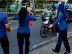 Dinas Pemadam Kebakaran Tanjungpinang Bagi-bagi Takjil untuk Masyarakat