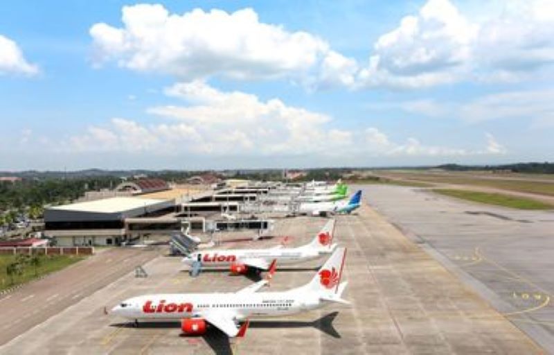 BATAM, RADARSATU.com - Jelang Lebaran 2024, permintaan akan tiket mudik dari Batam meningkat secara signifikan, menyebabkan kenaikan harga tiket pesawat. PT BIB, operator Bandara Hang Nadim Batam, telah mengkoordinasikan dengan maskapai penerbangan untuk menanggapi lonjakan permintaan ini dengan menambah penerbangan tambahan. Direktur Utama PT BIB, Pikri Ilham Kurniansyah, menyatakan bahwa beberapa maskapai seperti Lion Group dan Citilink telah mengajukan penerbangan tambahan untuk mengakomodasi permintaan yang meningkat. "Beberapa rute akan mendapatkan penerbangan tambahan di momen mudik Lebaran ini, dan kami memperkirakan jumlah penumpang akan meningkat dari tahun sebelumnya," kata Kurniansyah. Salah satu maskapai yang menambah jumlah penerbangan adalah Lion Air Group. District Manager Lion Group Batam, Amar Fernando, mengungkapkan bahwa maskapai ini menambah penerbangan di beberapa rute favorit, seperti Batam – Medan, Batam – Jakarta, dan Batam – Padang. "Kami menambahkan satu sampai dua penerbangan tambahan untuk setiap rute tersebut," jelas Fernando. Meskipun permintaan penerbangan meningkat, Amar menegaskan bahwa harga tiket pesawat tetap stabil. Saat ini harga tiket pesawat untuk rute tujuan Batam – Jakarta berkisar antara Rp 1,5 jutaan. Batam – Medan mulai dari Rp 1 jutaan. Batam – Padang mulai dari Rp 1,5 jutaan. Batam – Palembang Rp 2 jutaan, Batam – Surabaya Rp 1,7 hingga Rp 1,9 jutaan. Dan Batam – Bandung mulai dari Rp 3 jutaan. Meskipun demikian, Amar memastikan bahwa maskapai berusaha menjaga harga tetap terjangkau bagi penumpang di tengah lonjakan permintaan yang signifikan menjelang Lebaran.