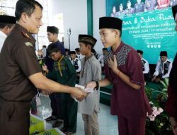 Kajati Kepri Serahkan 1500 Kartu Identitas Anak (KIA) dan Gelar Acara Buka Bersama