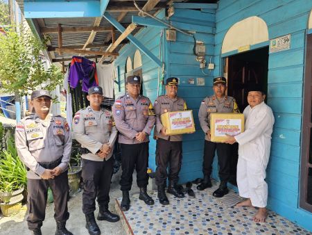 Polres Kepulauan Anambas Bantu Petugas Fardhu Kifayah dengan Kain Kafan