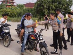 Ramadan Berkah, Polsek Bengkong Berbagi Takjil ke Masyarakat dan Pengguna Jalan