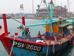 Kapal Ikan Berbendera Malaysia Curi Ikan Diperairan Indonesia