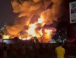 Pabrik Plastik PT. Makmur Jaya Plastindo di Batam Terbakar, Api Sulit Dipadamkan