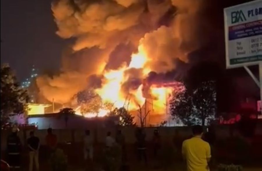 Pabrik Plastik PT. Makmur Jaya Plastindo di Batam Terbakar, Api Sulit Dipadamkan