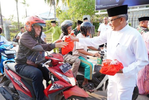 Wali Kota Batam dan Kejari Bagikan Takjil Sambil Pererat Silaturahmi